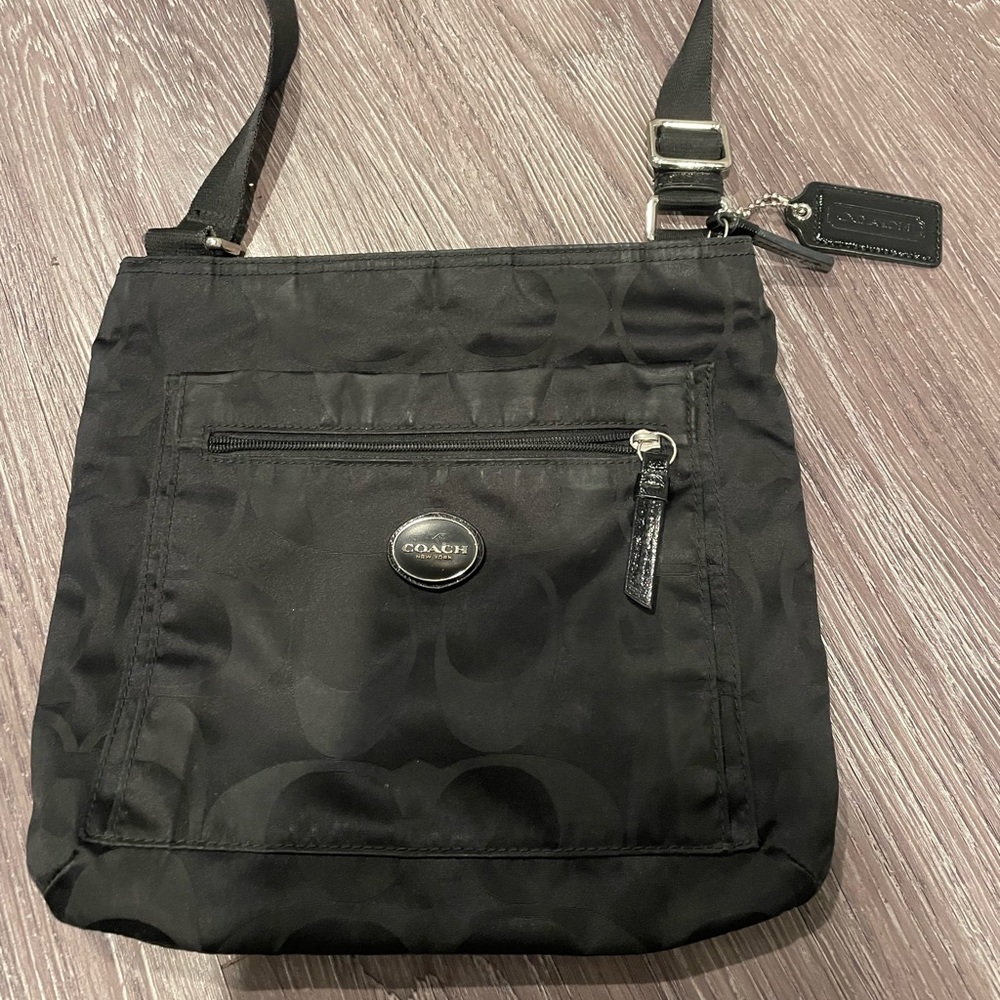Black coach cross bag with silver zipper Size 10x10